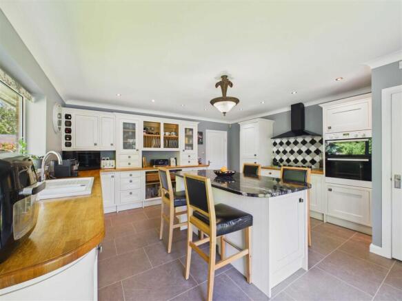 3 bed Semi-Detached Bungalow for sale Image 7