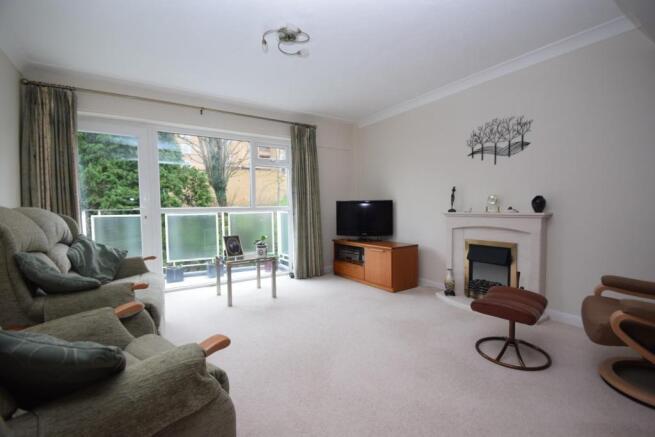 17 highview Court Lounge.JPG