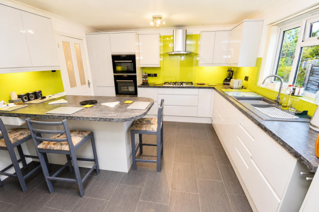 KITCHEN/ BREAKFAST ROOM