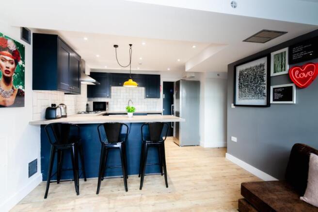 3 bed Flat to rent Image 5