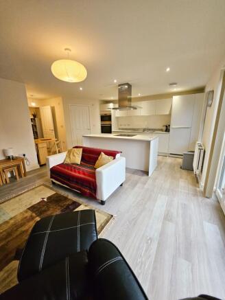 2 bed Apartment to rent Image 4