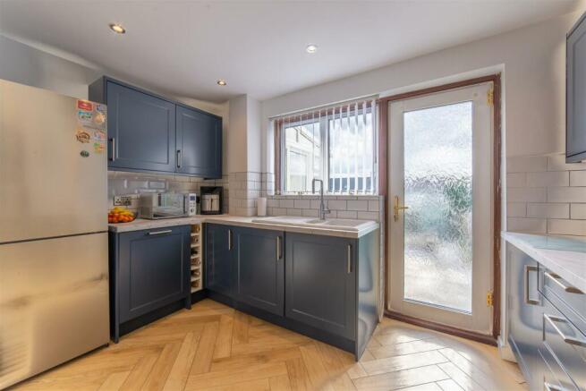 4 Tenby Close-15.jpg