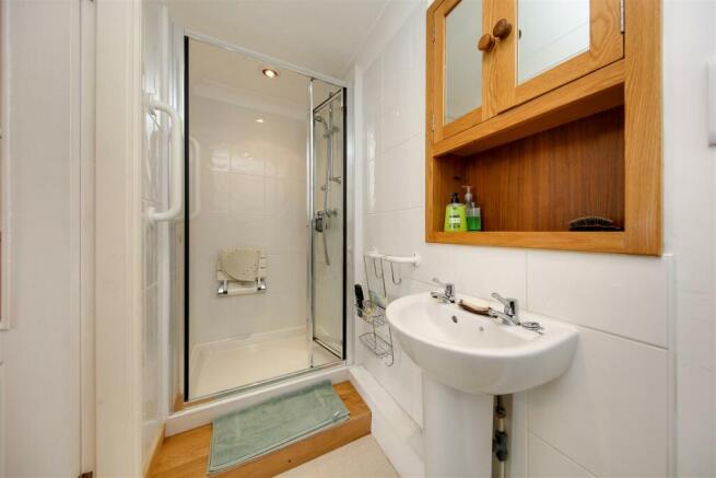Bed5 Ensuite.jpg