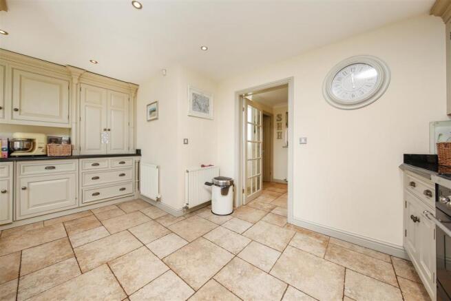 Kitchen2.jpg