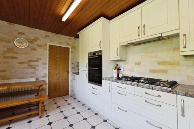 5 bed Detached for sale Image 9