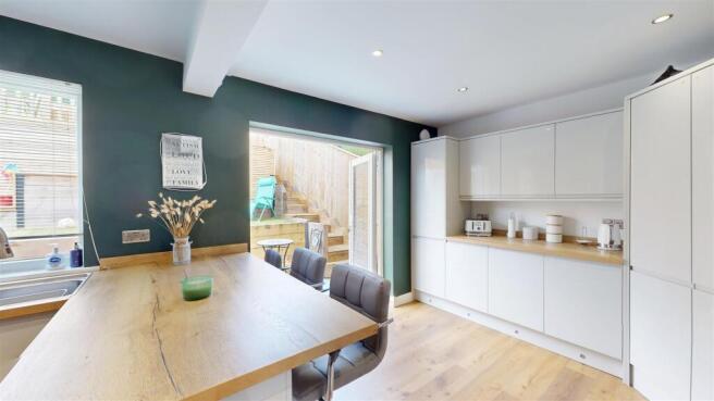 4 bed Semi-Detached for sale Image 3