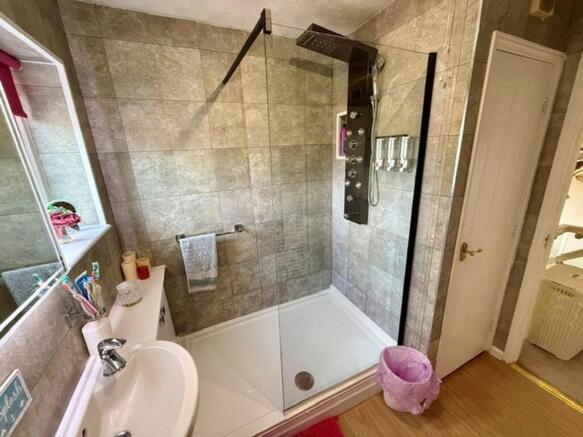 4 bed Detached for sale Image 10