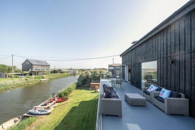First Floor Balcony, Garden & River Views