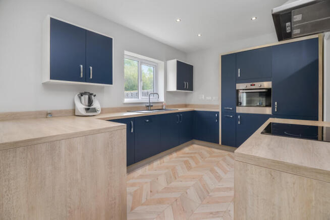 5 bed Detached for sale Image 6