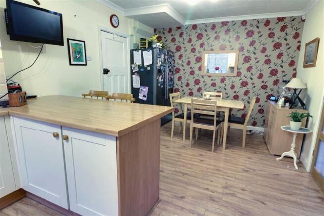 KITCHEN/DINING ROOM