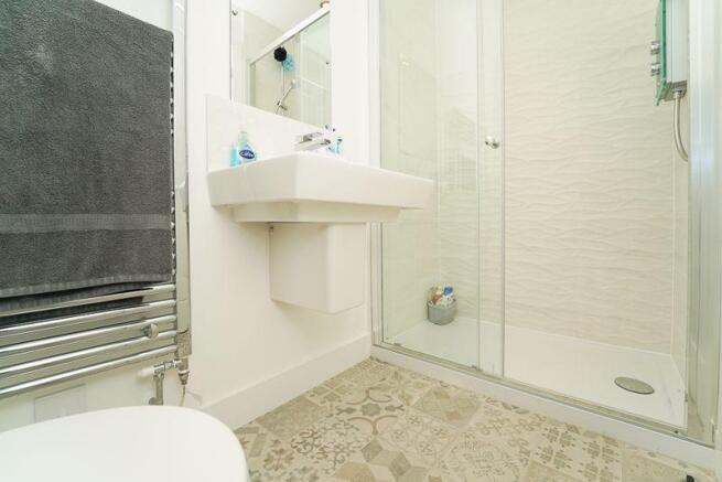 En suite showe...