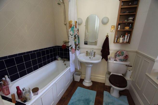 Bedroom 2 en-suite bathroom