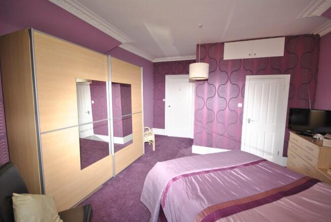 3MASTER BEDROOM