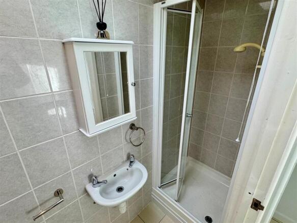 126 Henver Road Shower Room