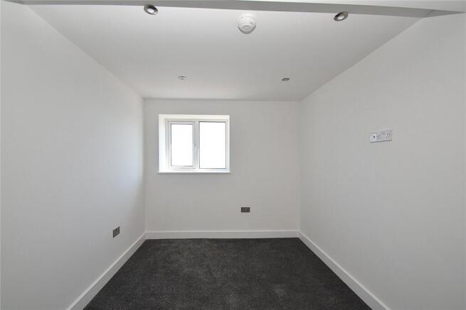 2 bed Penthouse to rent Image 6