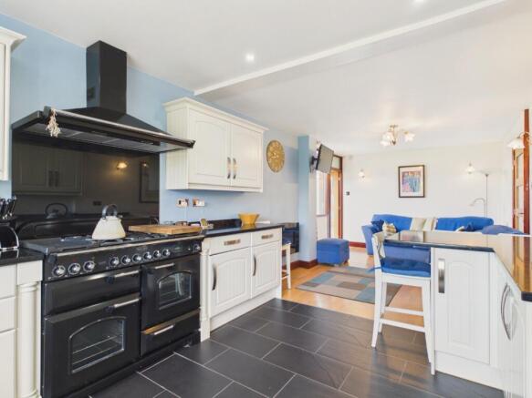 5 bed Detached for sale Image 5