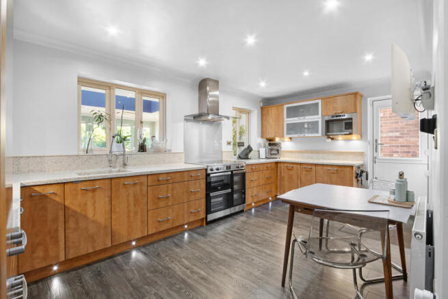 4 bed Detached for sale Image 8