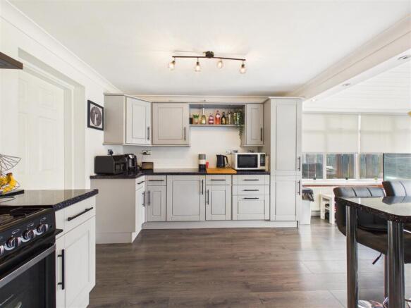 4 bed Semi-Detached for sale Image 5