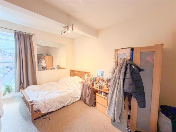 4 bed House to rent Image 5
