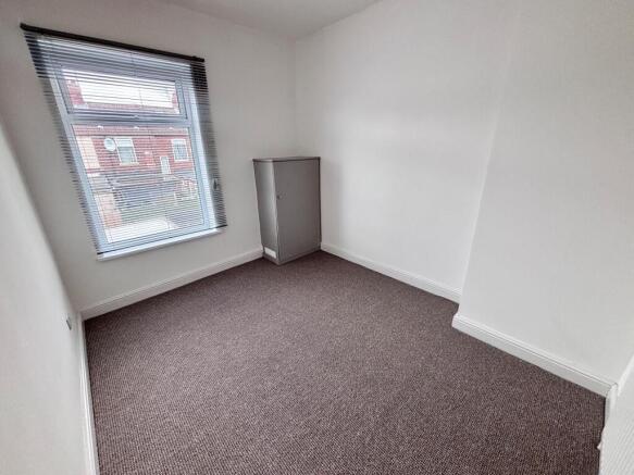 2 bed Terraced to rent Image 6