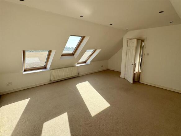 5 bed Detached to rent Image 8