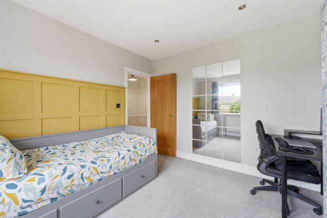 3 bed Terraced for sale Image 8