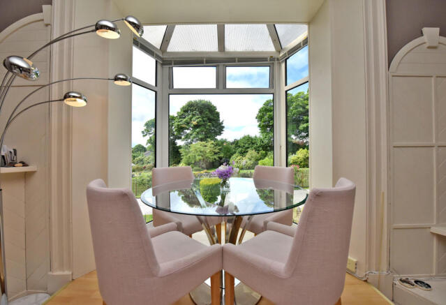 dining area in lounge