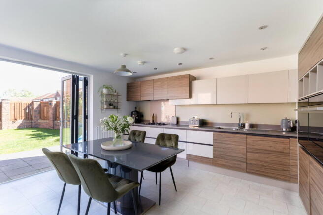 4 bed Detached for sale Image 8