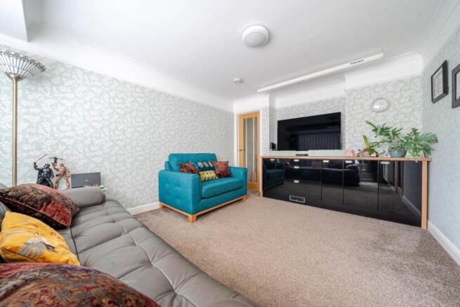 Curlew Crescent, Brickhill photo 4