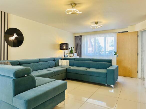 LOUNGE/DINER