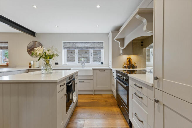 5 bed Detached for sale Image 6