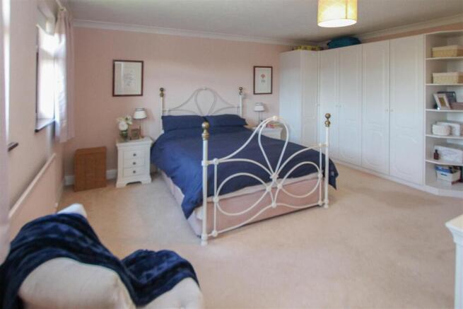 St. Georges Close, Hook End photo 4