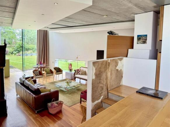 5 bed Detached for sale Image 8