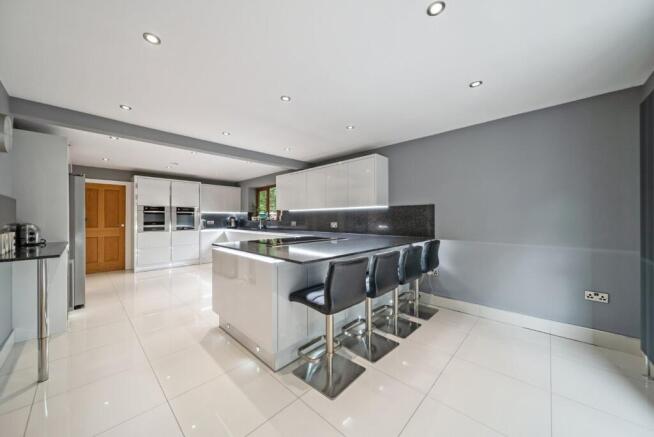 6 bed Detached for sale Image 7