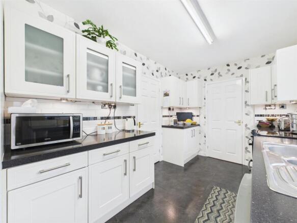 3 bed Semi-Detached for sale Image 4