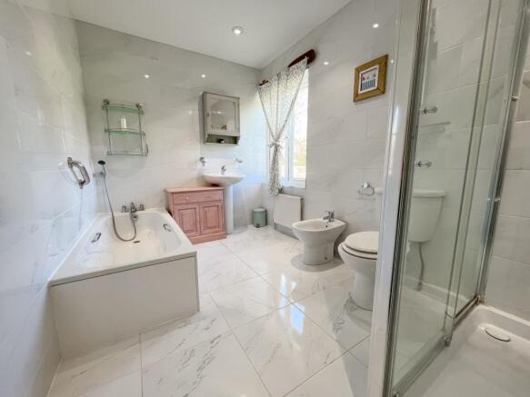 ENSUITE BATHROOM