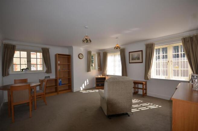 Lounge/Dining Room