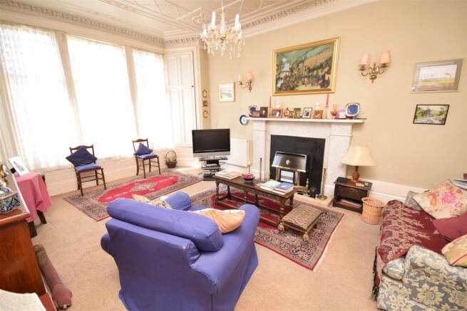Lounge 1.JPG