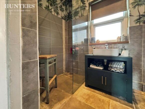 5 bed Detached for sale Image 12