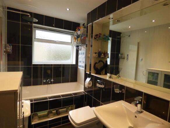 BATHROOM 2.JPG