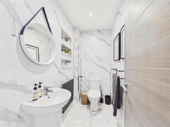5 bed Detached for sale Image 5