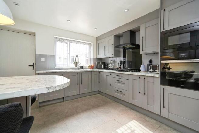 3 bed Terraced for sale Image 6