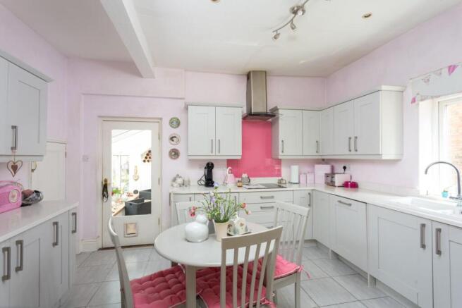 5 bed House for sale Image 4
