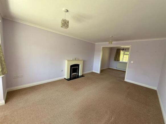 Living/Dining Room: