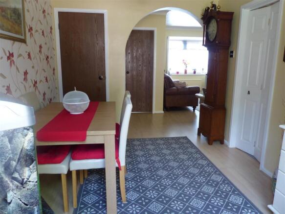 DINING ROOM 2.JPG