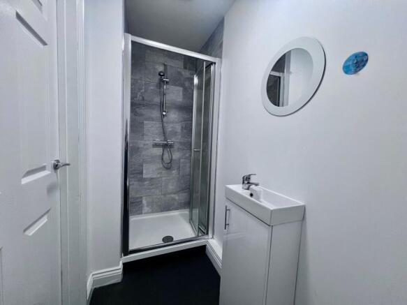 3 bed Terraced to rent Image 8