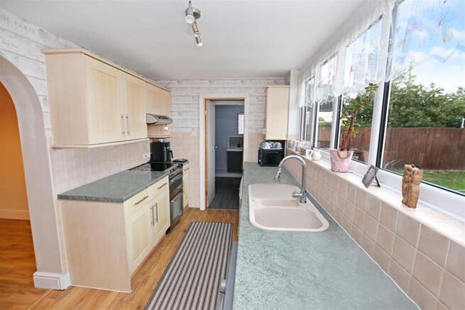 Hawkesbury Road, Canvey Island photo 4