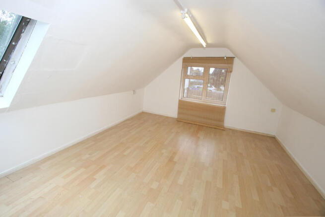 ATTIC ROOM OVER GARA