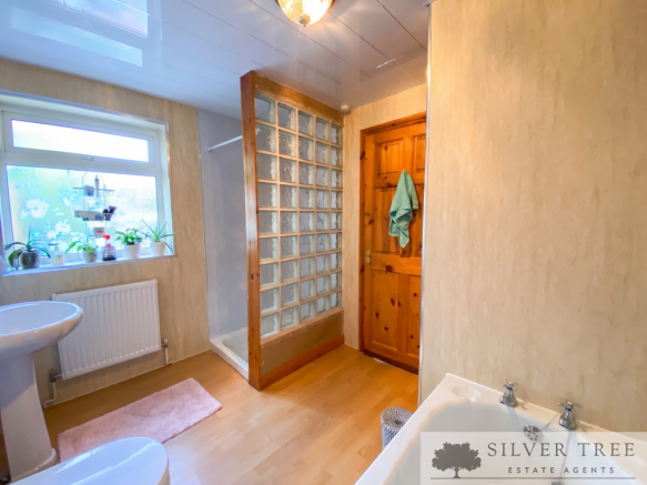 2 bed Semi-Detached Bungalow for sale Image 6