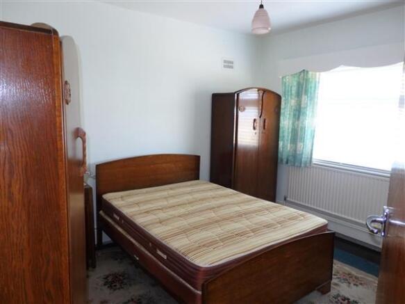 FRONT BEDROOM 1 :